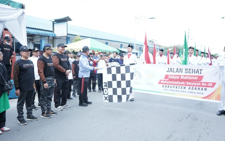 Wakil Bupati Taufik Zainal Abidin, S.Sos, MSi bersama Anggota DPR RI Nasril Bahar, dan Ketua PD Muhammadiyah Kabupaten Asahan Mohd Akhyar, MA beserta Pengurus saat melepas acara gerak jalan sehat, Sabtu (15/10/2022).