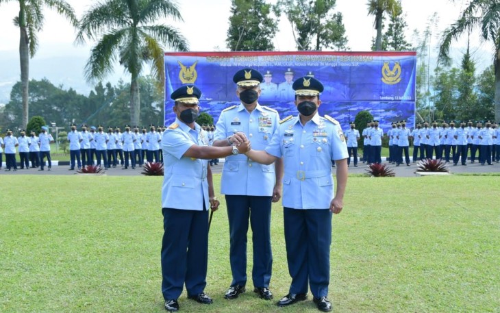  Kasau Marsekal TNI Fadjar Prasetyo, S.E., M.P.P., CSFA., dalam Upacara Sertijab Komandan Seskoau dari Marsda TNI Widyargo Ikoputra, S.E., M.M., CIQaR., kepada Marsda TNI Minggit Tribowo, S.I.P., di Lapangan Widya Ambara, Seskoau, Lembang, Bandung Barat, Selasa (12/7/2022).