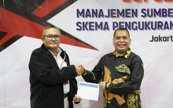 Rektor Universitas Moestopo, Prof. Dr. H. Paiman Raharjo, M.M., M.Si dan Ketua LSP MSDM Unggul Persada, Drs. Andi Mujahidin, M.Ikom., QIA.