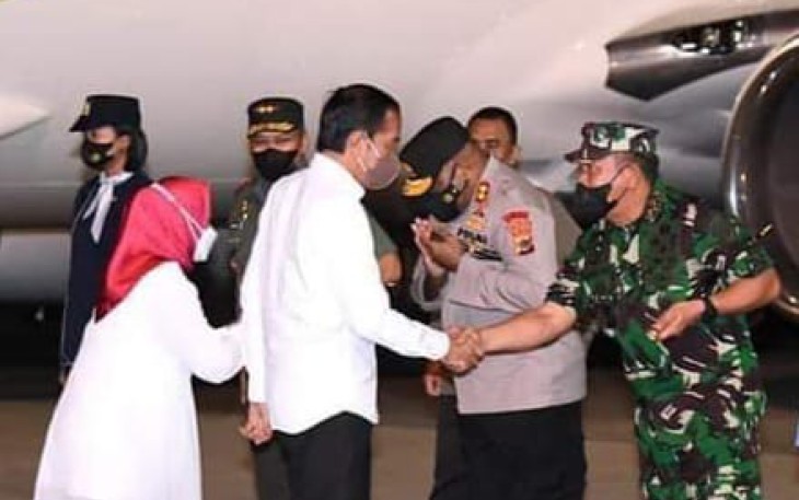 Pangkoarmada III saat Sambut Kedatangan Presiden Republik Indonesia di Bandara Sentani Papua