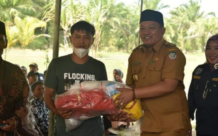 Bupati Seluma saat Beri Bantuan Sarpras Perikanan ke salah seorang warga Desa Rawa Indah 