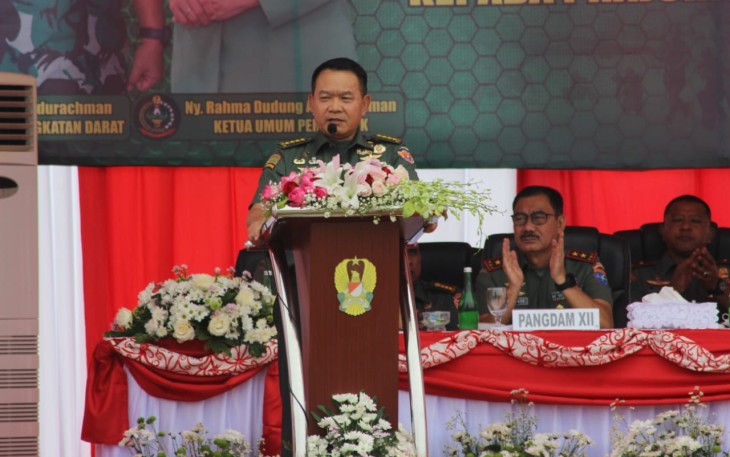 Kasad Jendral TNI Dudung Abdurachman, S.E.,M.M., saat beri pengarahan di Mako Yonif Raider 631/Antang, Minggu (17/7). 