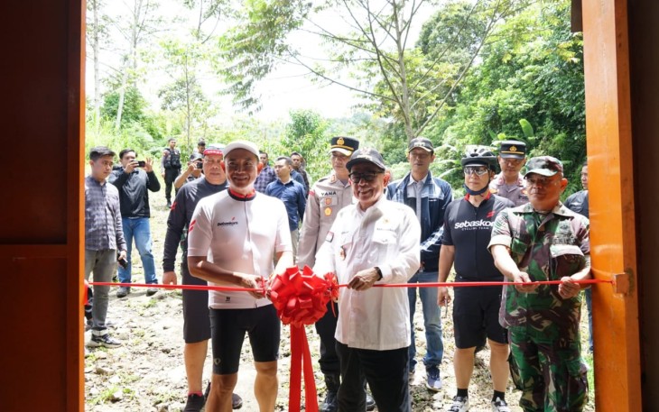 Pemotongan pita tanda peresmian Operasional PLTMh Air Sengak I