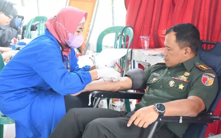 Danrem 081/DSJ Kolonel Inf Deni Rejeki saat donor darah, Rabu (14/12)