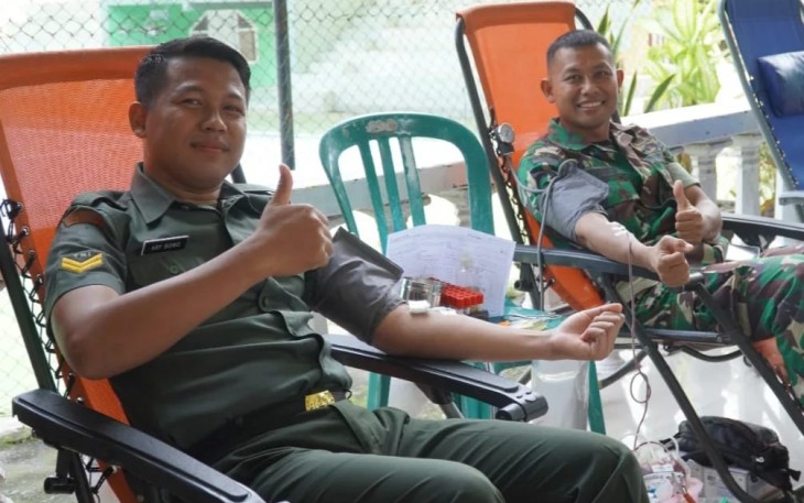Kakak beradik sumbangkan darahnya di Hari Juang TNI AD 
