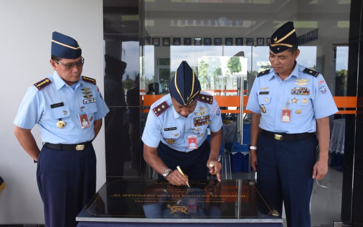 Dankoharmatau Marsda TNI Eddy Supriyono saat menandatangani prasasti 