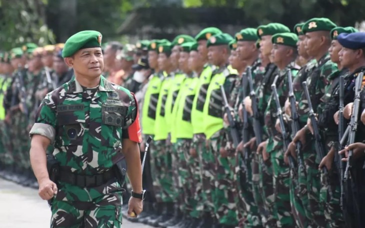 Danrem 081/DSJ Kolonel Inf Deni Rejeki saat inspeksi pasukan apel gabungan jelang kunker RI di Nganjuk