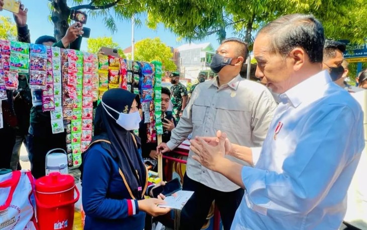 Presiden Jokowi saat berdialog dengan pedagang di pasar tradisional Rejoso Kabupaten Madiun, Selasa (20/12)