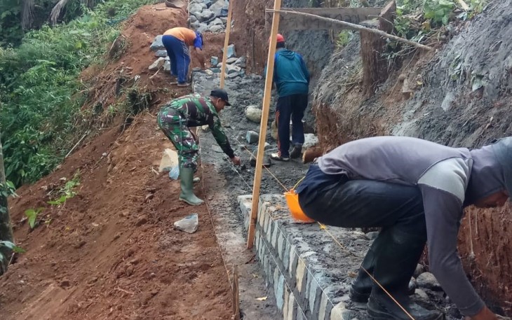Gotong royong bangun turap di desa binaan