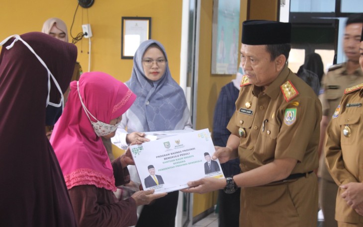 Sekda Hamka saat mendistribusikan zakat.