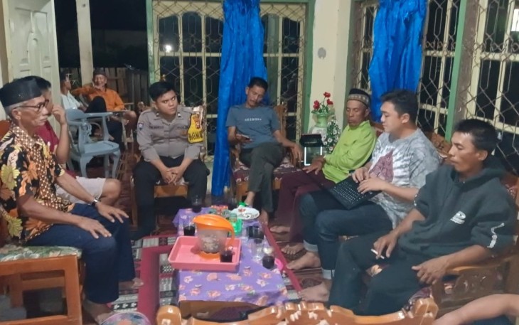 Polisi saat hadir memecahkan permasalahan di tengah masyarakat