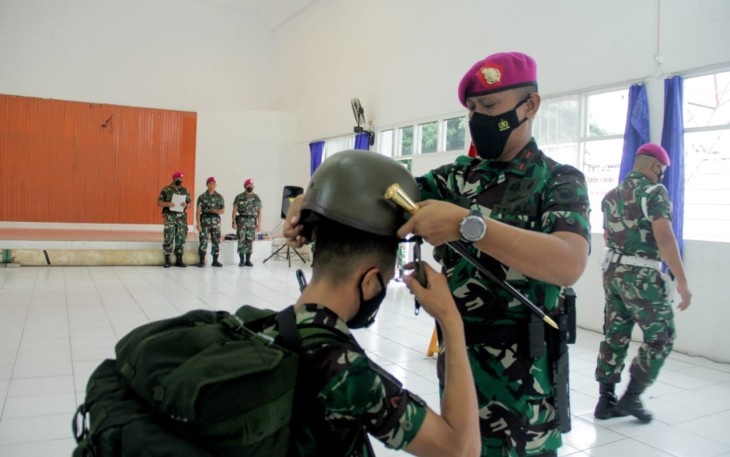 Danyonmarhanlan VIII Bitung Mayor Marinir Wahyu Widodo saat melaksanakan tradisi penyambutan personil baru