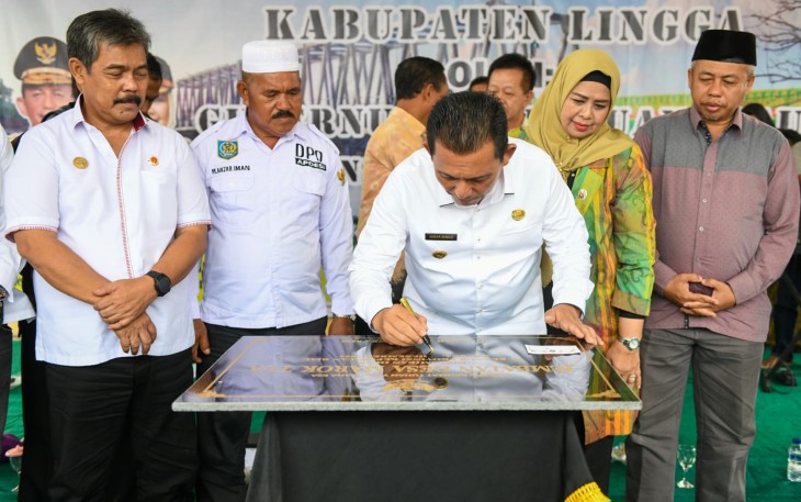Gubernur Ansar saat Resmikan Jembatan Anak Emas Desa Marok Tua