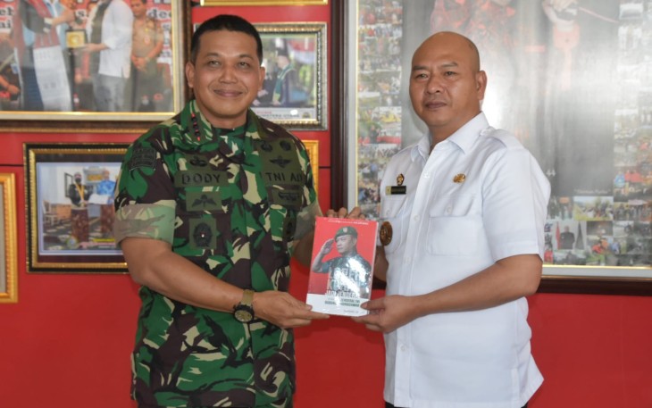 Danrem 023/KS saat Berikan Buku kepada Bupati Taput Karya Kasad "Loper Koran Jadi Jenderal Bintang Empat"