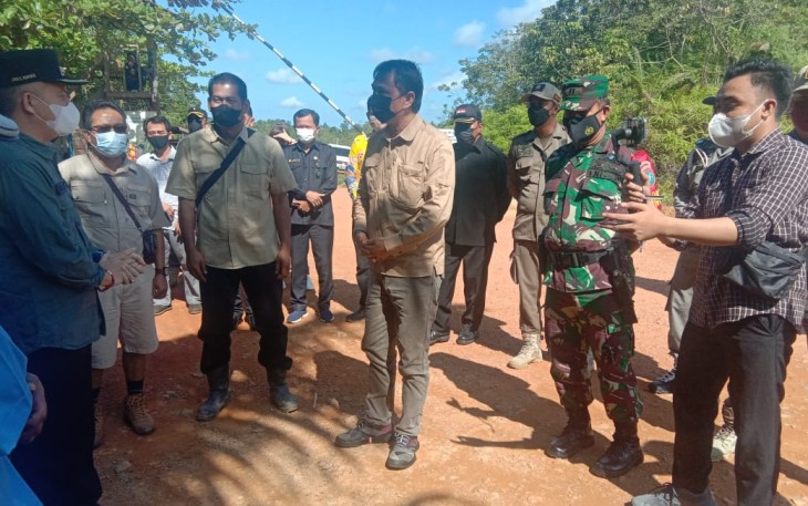Danramil Manuhing saat Dampingi Bupati 