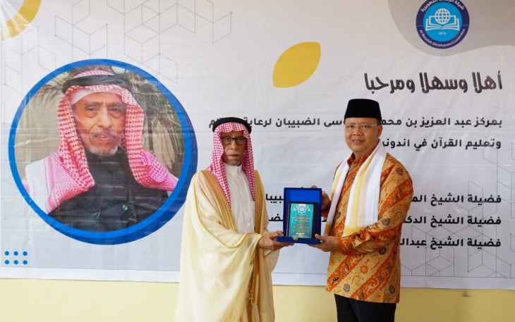 Gubernur Rohidin usai pimpin peresmian Islamic Center Kabupaten Bengkulu Tengah, Pemberian Beasiswa Pendidikan Mahasantri Pengajar Al Qur'an dan Bhakti Sosial, di Pondok Pesantren Tahfidzul Qur'an Daarul Ummah, Desa Panca Makti Blok VI Pasar Pedati Kecamatan Pondok Kelapa, Bengkulu Tengah, Jum'at (28/10). 