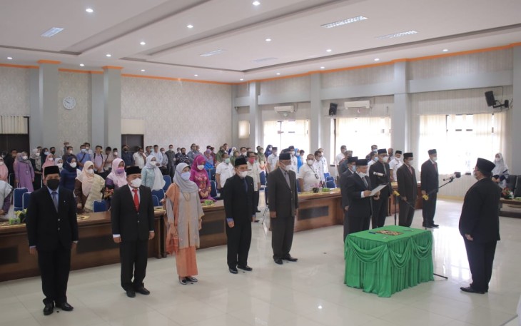  Bupati Pasaman H. Benny Utama saat melantik 10 orang pejabat eselon II .b dilingkungan Pemerintah Daerah Kabupaten Pasaman di Aula lantai III Kantor Bupati Pasaman