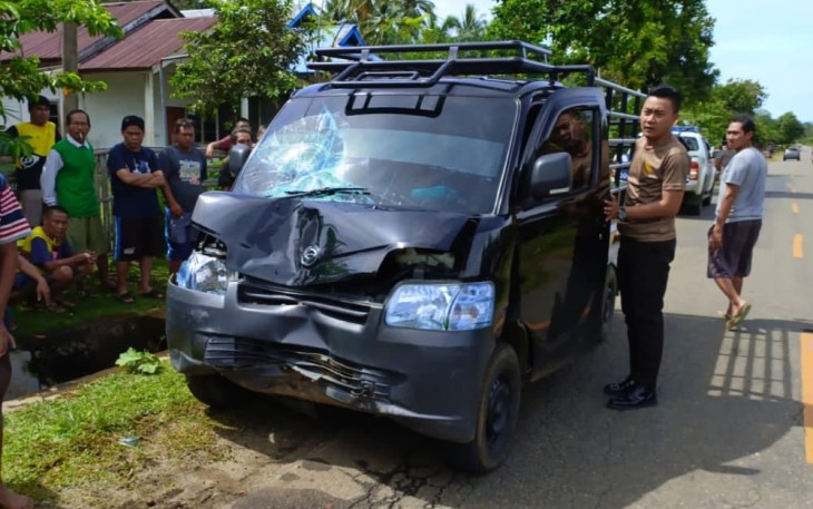 pasca terjadi kecelakaan, tampak mobil ringsek bagian depan