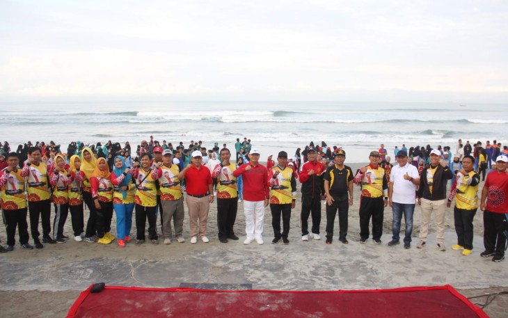 Ribuan Pelajar saat Padati Pantai Panjang Bengkulu Ikut Pecahkan Rekor SKJ Terbanyak, Sabtu (27/8/2022).