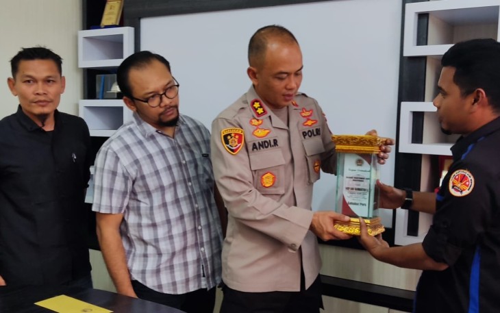 DPP AWAI saat menyerahkan penghargaan berupa plakat kepada Kapolres Aceh Timur  AKBP Andy Rahmansyah, S.I.K. yang dinobatkan sebagai "Sahabat Pers".