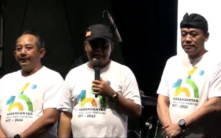 Bupati Karanganyar Juliyatmono (mengenakan topi) didampingi Wabub Karanganyar Rober Christanto (kiri) dan Ketua DPRD Karanganyar Bagus Selo, saat memberikan sambutan pada acara Konser Hari Jadi Kabupaten Karanganyar di alun - alun setempat, Rabu (23/11/2022) malam.