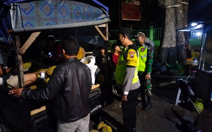 Kapolsek Cepiring AKP Agung Setio Nugroho melaksanakan Patroli Penindakan pelanggaran PPKM Level 2 Covid-19 Kabupaten Kendal