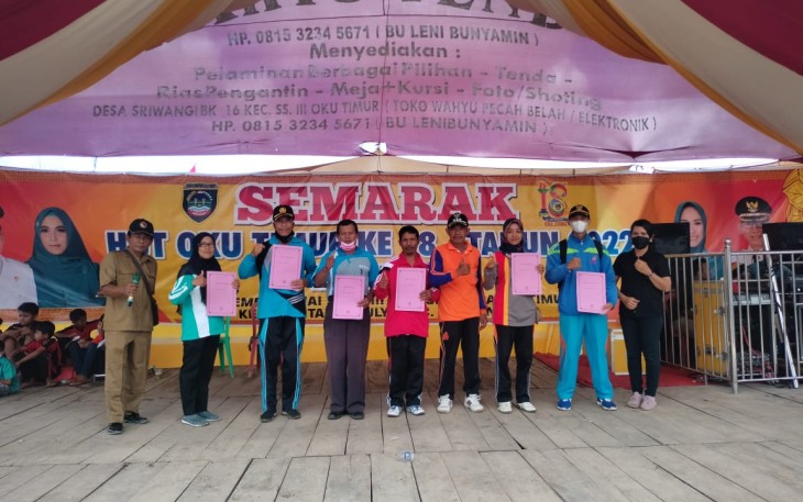 pemberian piagam penghargaan bagi siswa siswi yang berprestasi dalam mengikuti berbagai lomba yang di selenggarakan panitia