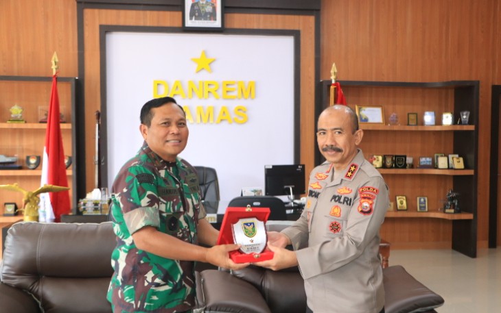 Kapolda Bengkulu, Danrem 041 Gamas, Kepala Kanwil Kemenkum Ham, serta kepala BNNP saling bertukar cinderamata berupa plakat sebagai kenang – kenangan antar instansi.