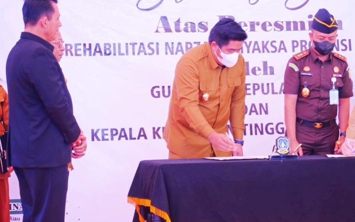 Gubernur Prov Kepri Ansar Ahmad saat menyaksikan PLT Bupati Bintan Roby Kurniawan SPWK mengadakan penandatangan