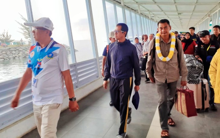 Ketua KONI kabupaten Bintan berjalan bersama rombongan kontingen Atlet Kabupaten Kepulauan Anambas