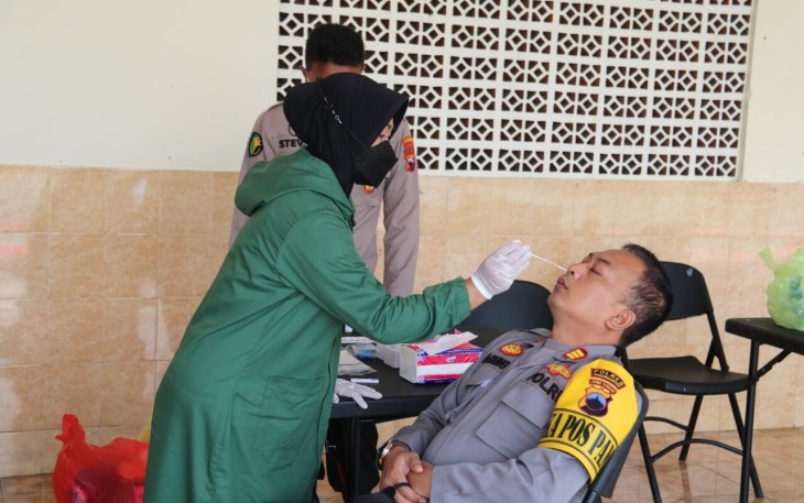 Personel Polres Karanganyar tengah menjalani tes swab antigen, di Aula Januraga mapolres setempat, Rabu (11/5/2022).