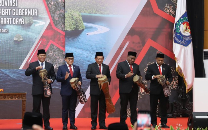 Peresmian ditandai dengan pemukulan tifa, serta dilanjutkan dengan penandatanganan prasasti Provinsi Papua Barat Daya oleh Mendagri. 