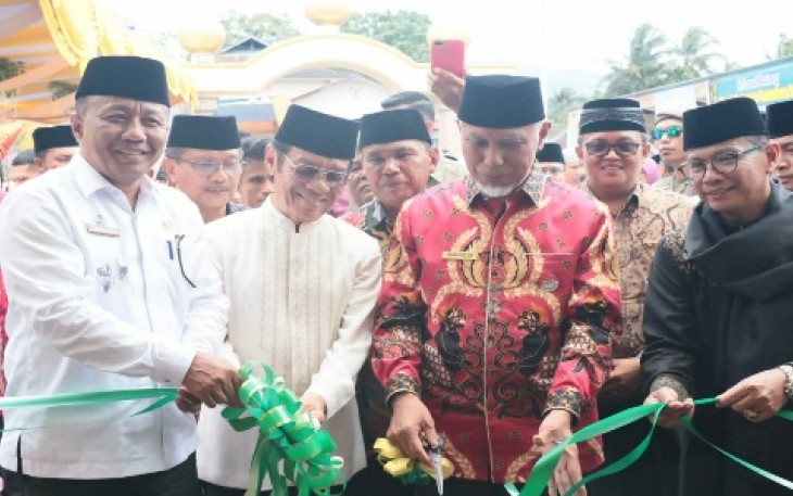 Peresmian Masjid Raya Lubuak Basuang ditandai dengan Pengguntingan Pita oleh Gubernur Sumbar Mahyeldi.
