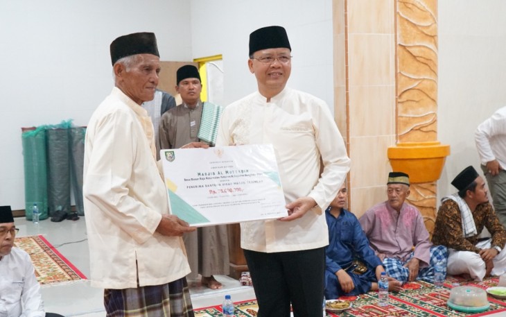 Gubernur Bengkulu Rohidin Mersyah saat serahkan bantuan secara simbolis