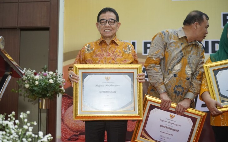 Bupati Kepahiang Dr.Ir Hidayattulah Sjahid, MM IPU seusai terima piagam penghargaan di Malam Puncak HKN ke-58.