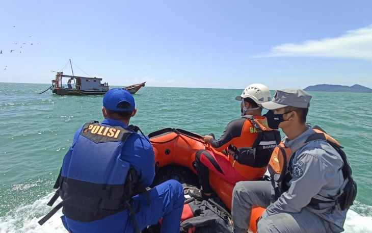 SPKKL Sambas Bersama Rapala Cari Nelayan Hilang