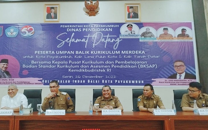 Kegiatan kilas balik implementasi kurikulum merdeka untuk tiga daerah sasaran.