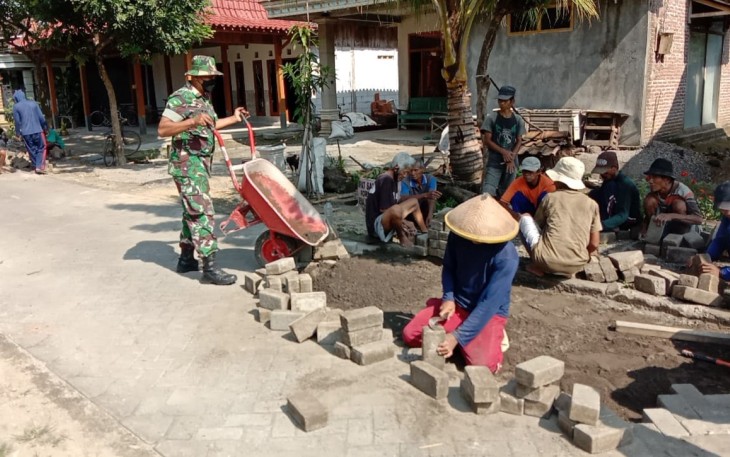 Serda Sutarto saat Bantu Warga Pasang Paving Jalan 