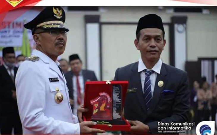  Bupati Labuhanbatu Selatan H Edimin saat hadiri sidang paripurna Hari Jadi ke-14 Kabupaten Labuhanbatu Selatan di ruang sidang paripurna DPRD Labuhanbatu Selatan, Kamis (21/07/22). 