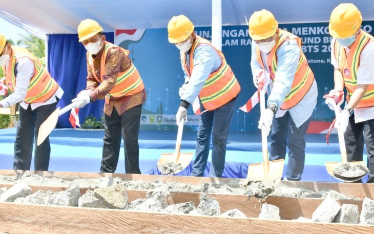 Gubernur Kepri saat peletakan batu pembangunan BTS