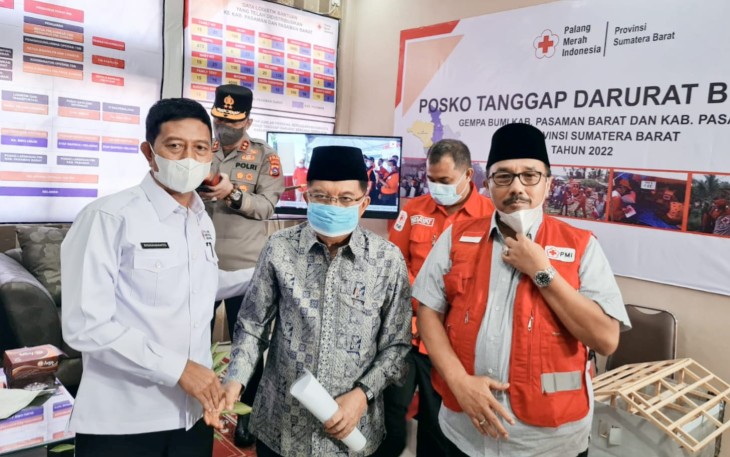 Ketua Umum PMI, H.M Jusuf Kalla saat berada di markas PMI Sumbar, Jalan Sisingamangaraja Padang, Sabtu (19/3).