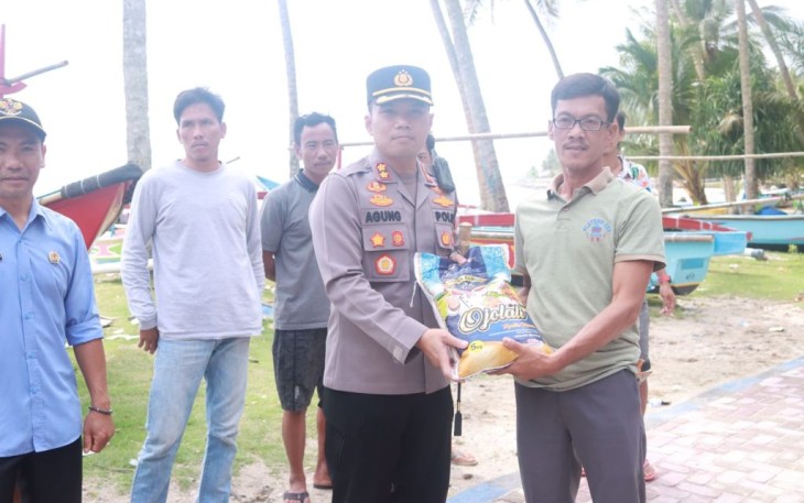 Kapolres Kaur saat Bagi Bantuan ke Nelayan