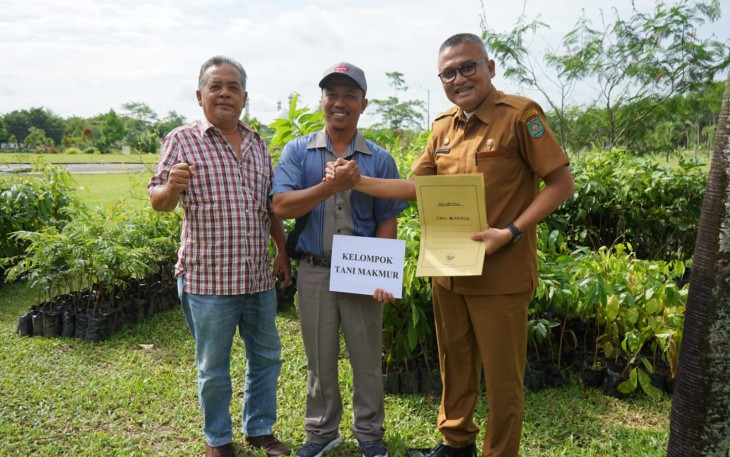 Pemerintah Kabupaten Asahan saat Serahkan Bibit Pohon Produktif Pada Masyarakat