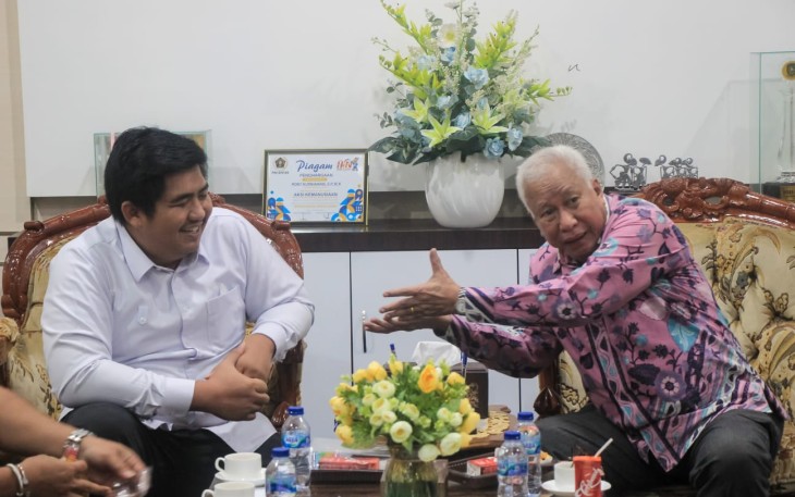 Plt Bupati Bintan Roby Kurniawan saat melakukan Audiensi bersama Panitia Festival Sastra Bintan di Ruang Pertemuan Kantor Bupati Bintan, Selasa (09/08) 