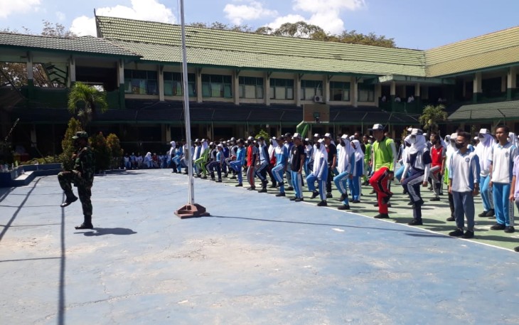 Anggota Koramil Pahandut saat Latih PBB Anak Sekolah Dalam Membentuk Disiplin dan Loyalitas 