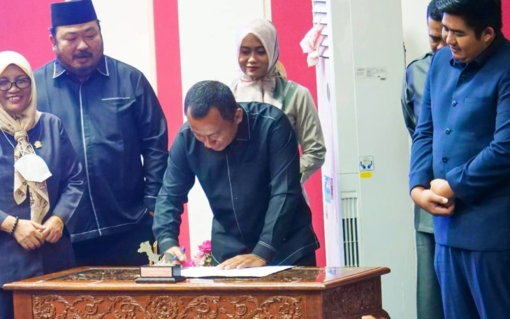Roby Kurniawan SPWK saat menyaksikan  ketua DPRD kabupaten Bintan  Menandatangani  berita acara.