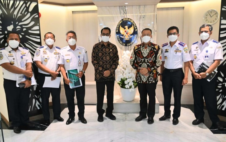 Foto bersama usai rapat khusus bersama Menteri Perhubungan Republik Indonesia (Menhub RI) Budi Karya Sumadi dan seluruh Dirjen jajaran Kementerian Perhubungan, di Kantor Kementerian Perhubungan RI Jakarta, Senin (21/03).
