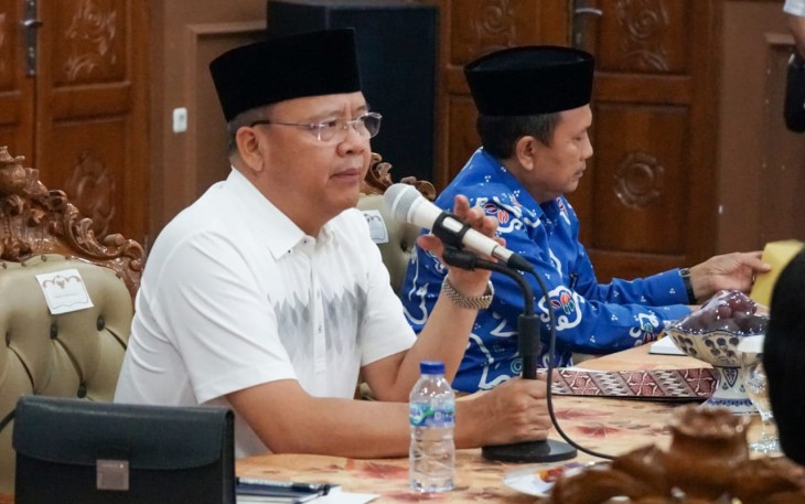 Gubernur Bengkulu Rohidin Mersyah saat memimpin rapat,  di Gedung Daerah Balai Raya Semarak Bengkulu, (22/10/2022). 