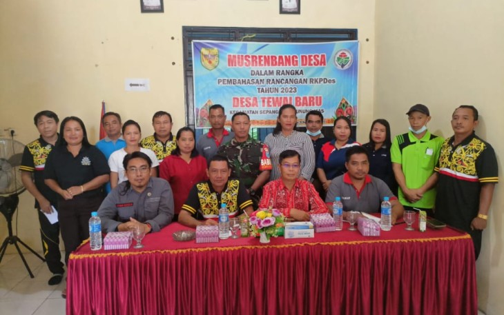 Babinsa Koramil Sepang saat Hadiri Musdes Penyusunan RKPDes Tahun 2023 Desa Tewai Baru 