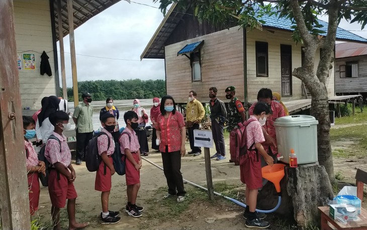 Babinsa Koramil Pahandut Pantau Pelaksanaan Pembelajaran Tatap Muka Terbatas SDN Kameloh Baru 